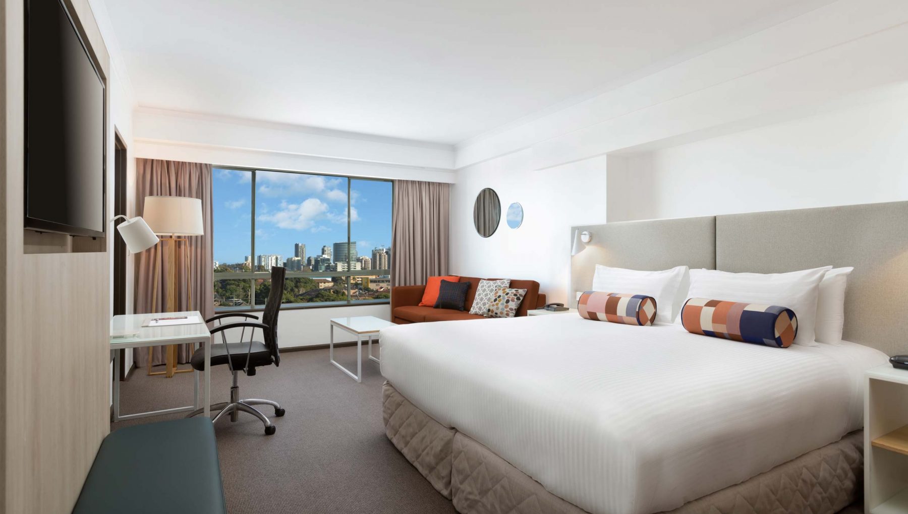 Rydges Parramatta - Deluxe King Room - Bed and Study