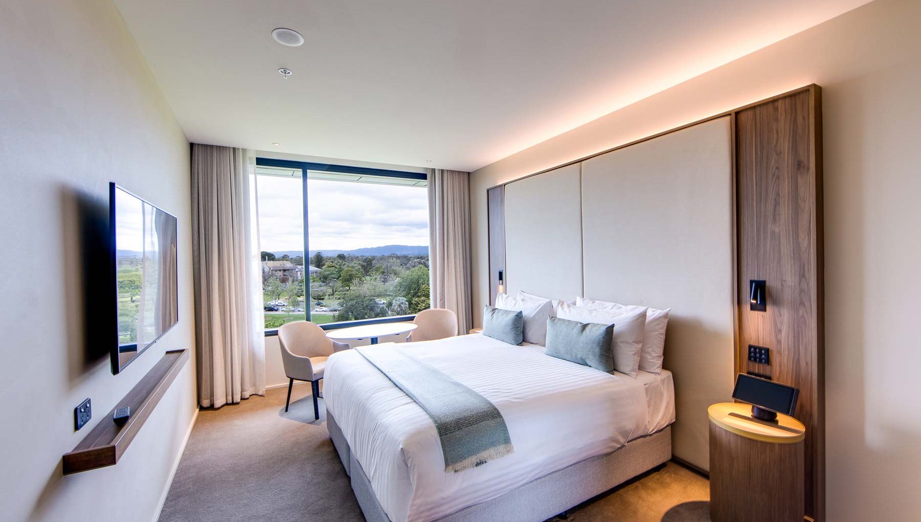 Parkland King - Bedroom and View - Oval Hotel
