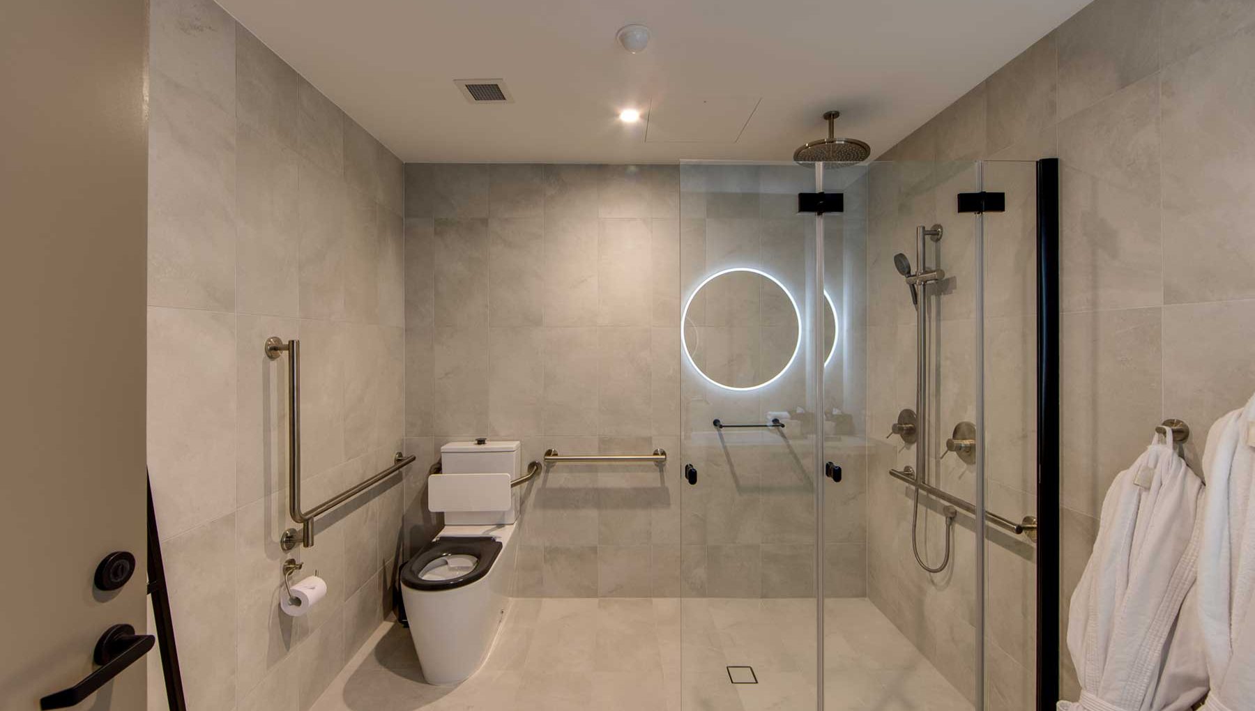 Accessible King Room - Bathroom - Oval Hotel