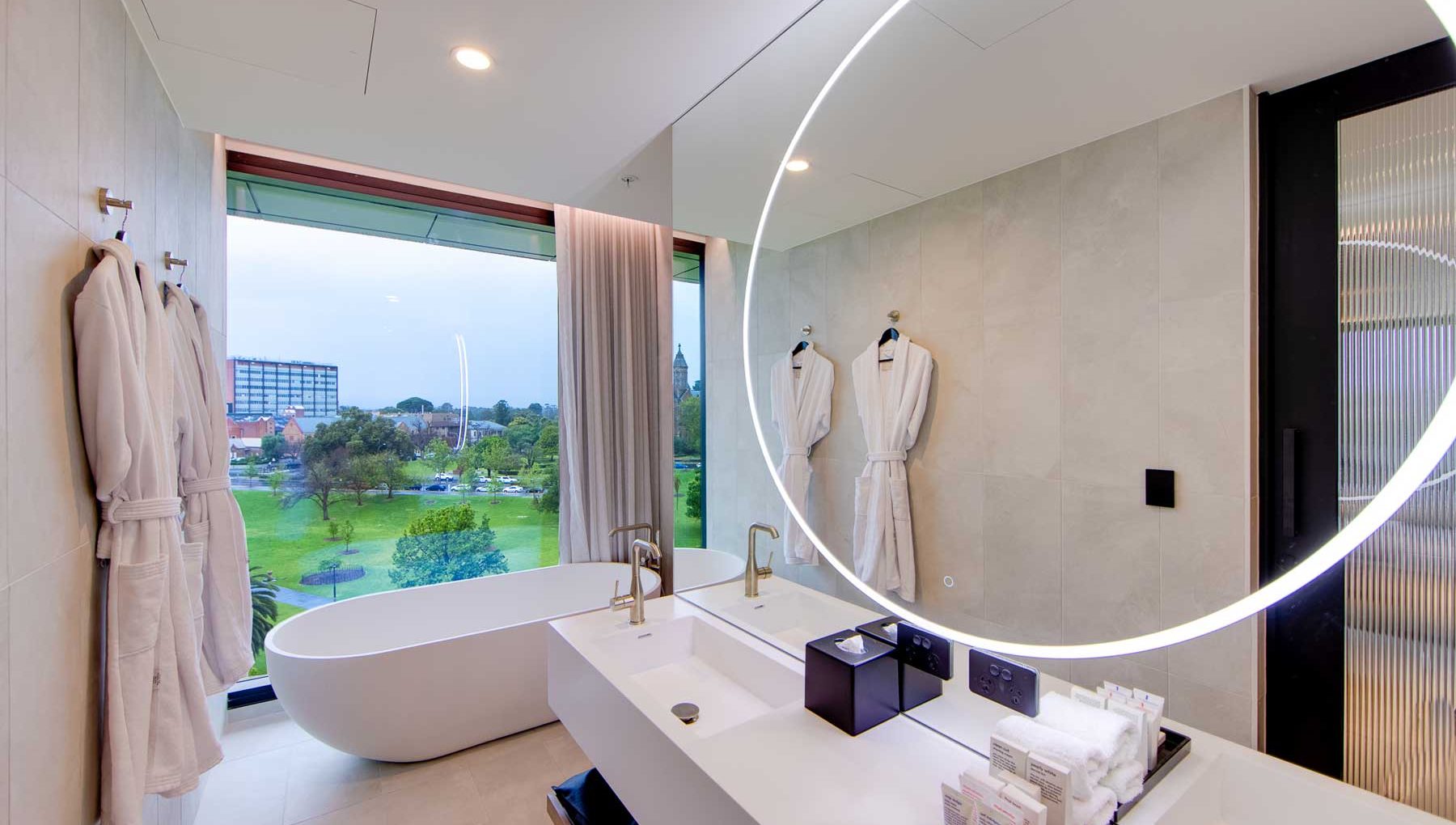 Cathedral Suite - Bathtub and Mirror - Oval Hotel