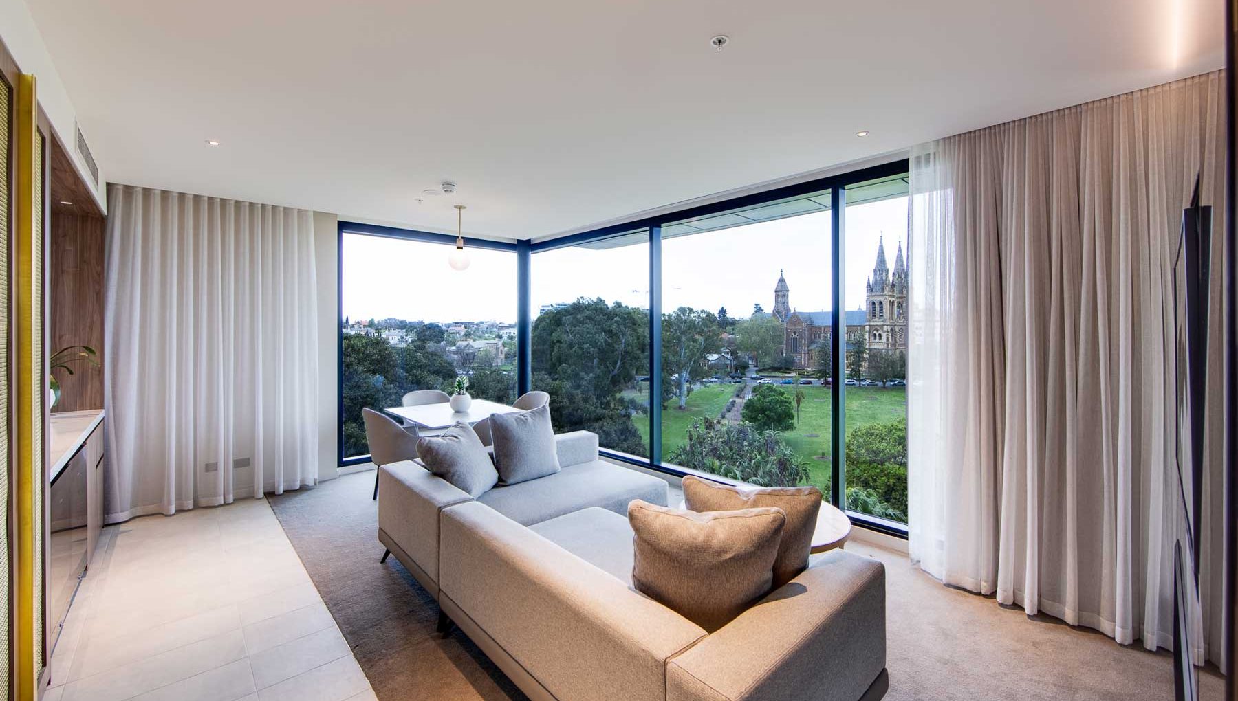 Cathedral Suite - Lounge and View - Oval Hotel