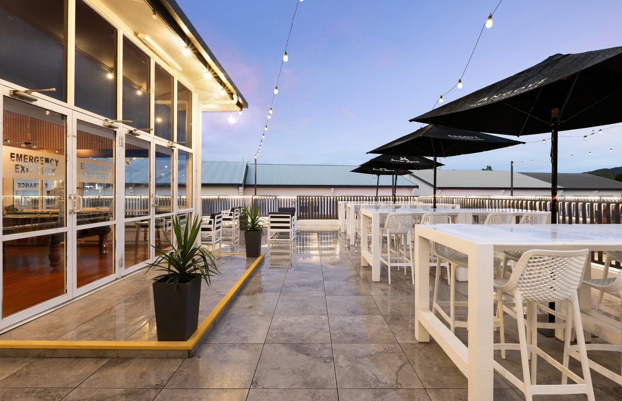 Squires Cocktail Bar & Beer Garden