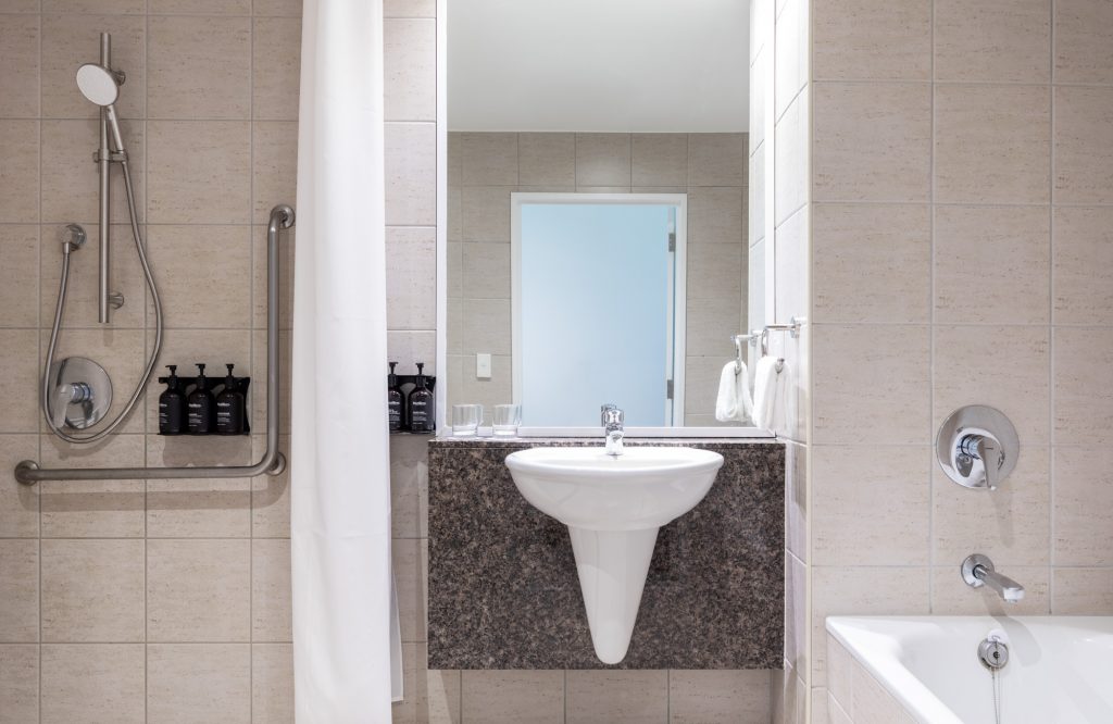 Deluxe Accessible King/Twin Room - Image 3