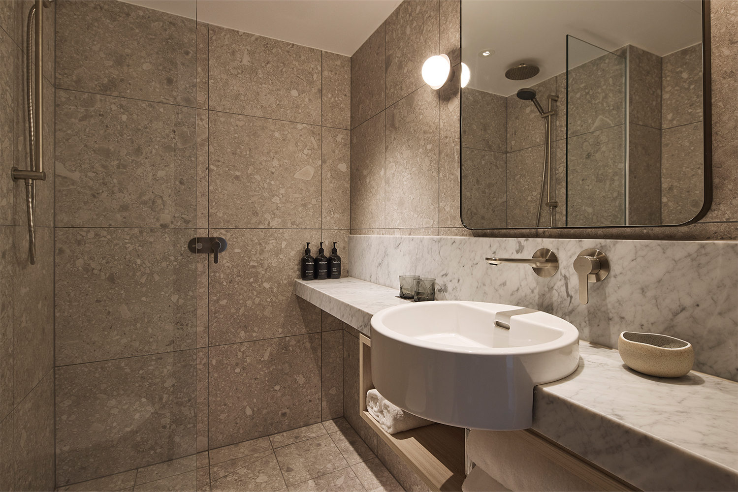 Rydges Melbourne_Rydges Twin Bathroom
