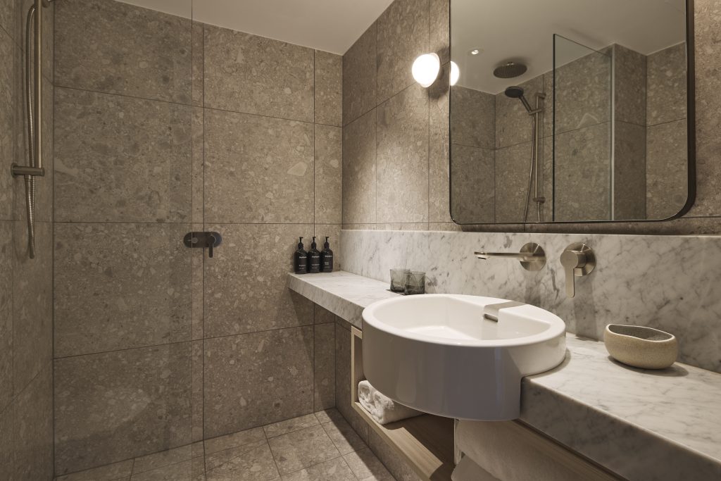 Rydges Deluxe King Room - Image 3