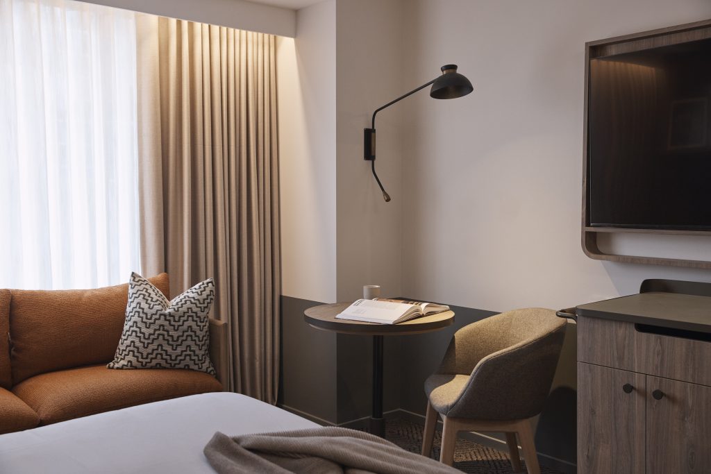 Rydges Deluxe King Room - Image 2