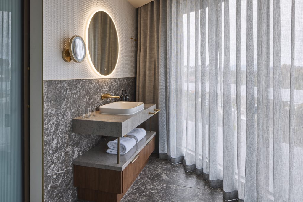 One Bedroom King Apartment - Image 1