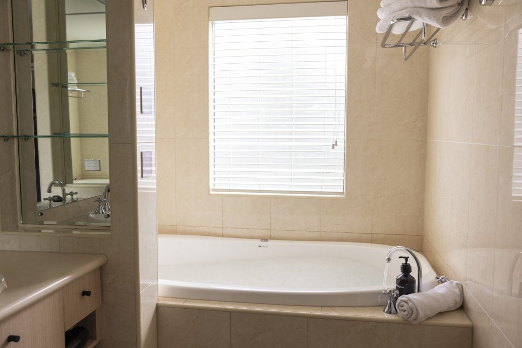 Deluxe King Spa Studio - Image 3