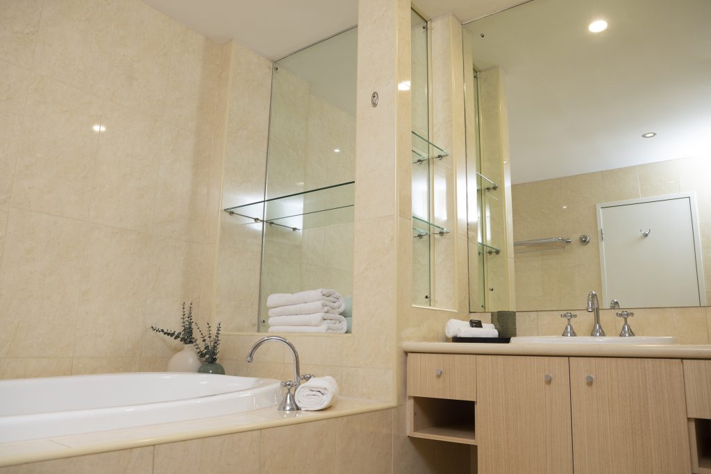 Deluxe King Spa Studio - Image 2