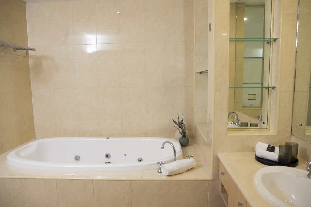 Deluxe King Spa Balcony Studio - Image 2