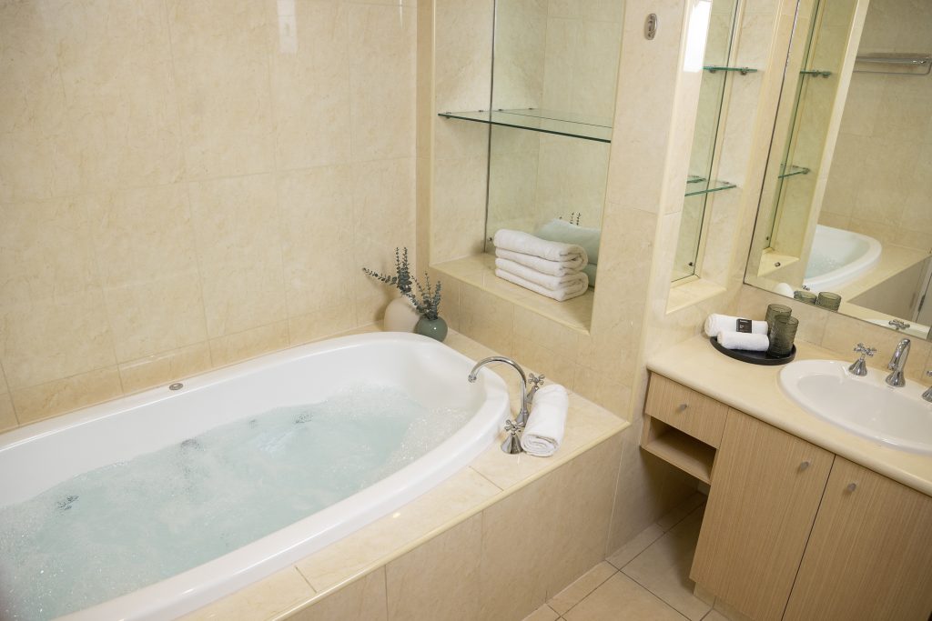 Executive One Bedroom Spa Apartment - Image 1