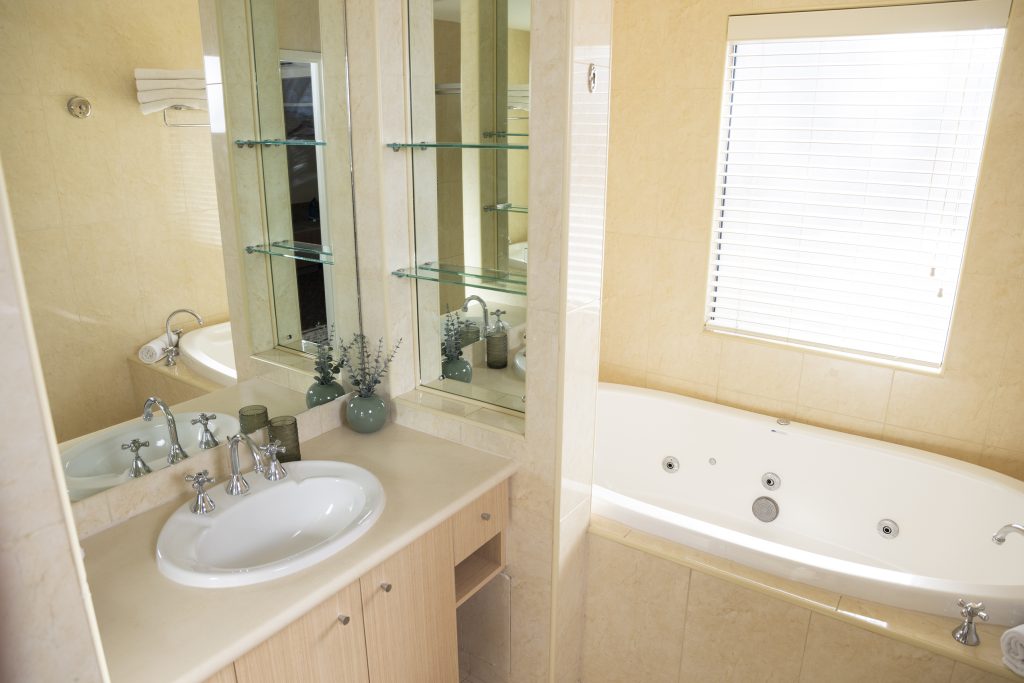Executive Two Bedroom Spa Balcony Apartment - Image 3