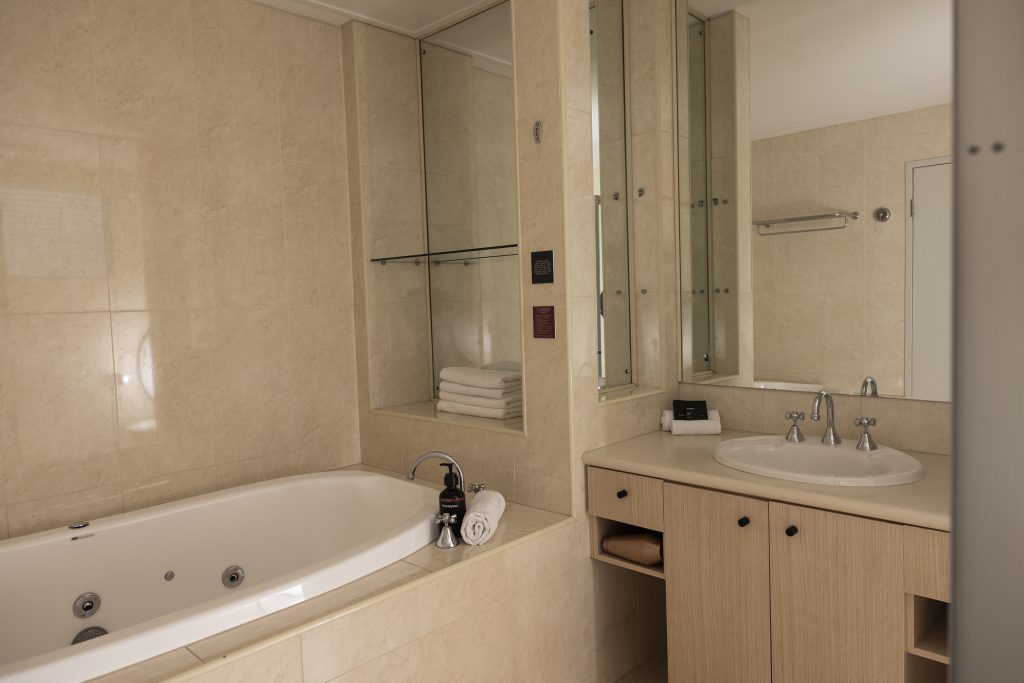 Deluxe King Spa Balcony Studio - Image 3