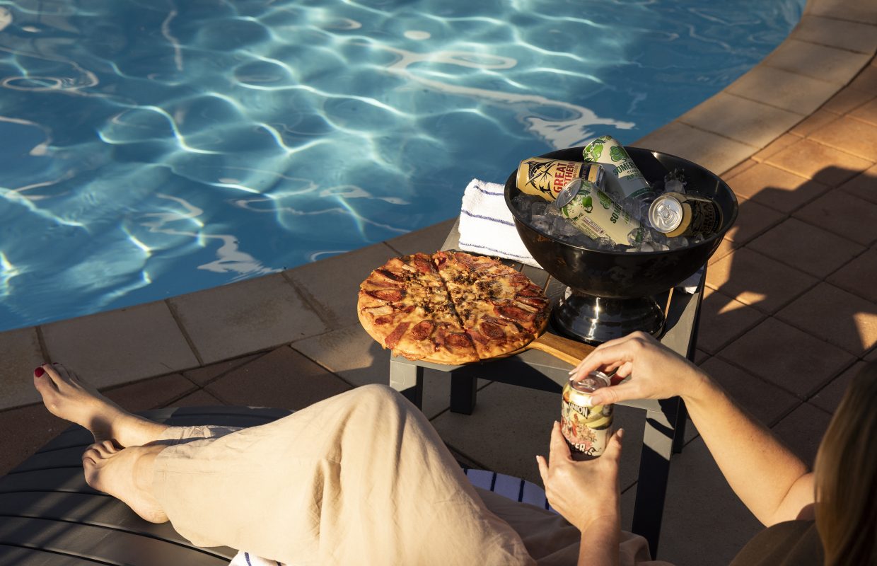 Sundowner – Pool + Pizza + Pail