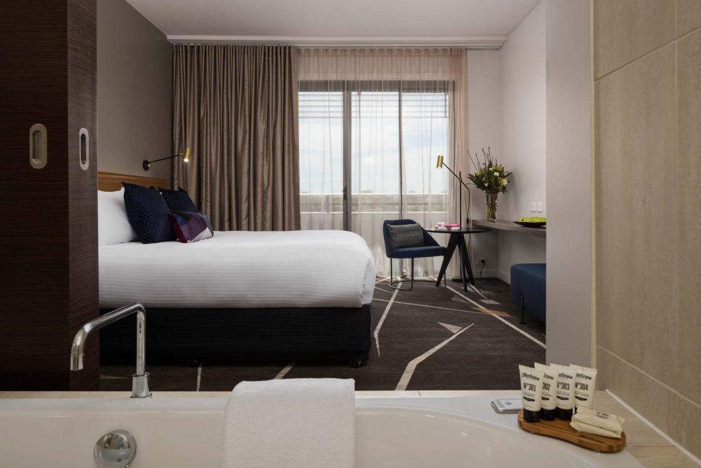 Rydges Campbelltown - Executive Spa Room - Bed and Bath