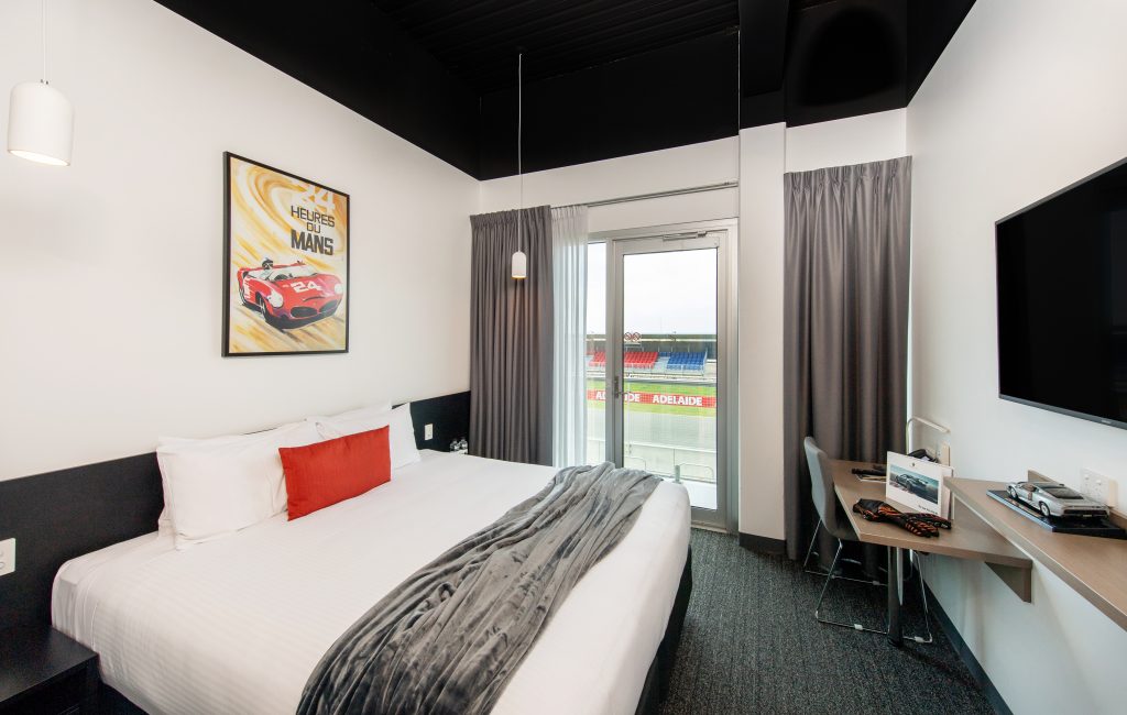 Track View King Room - Image 1