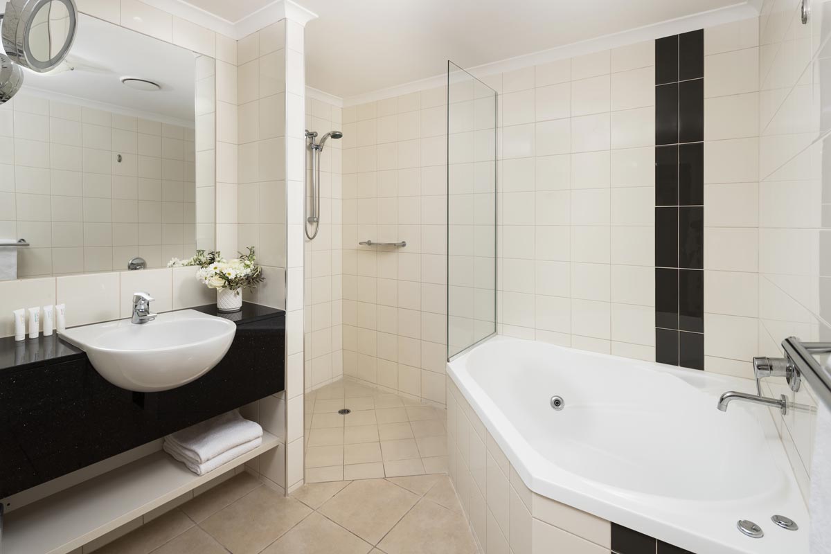 Deluxe Spa Suite - Bathroom - Rydges Mackay Suites