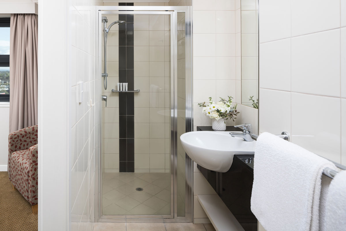 Studio King - Bathroom - Rydges Mackay Suites
