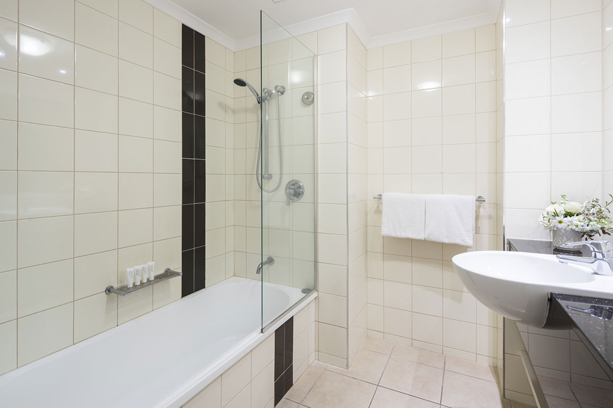 Rydges-Mackay-Suites-One-Bedroom-Suite-Bathroom