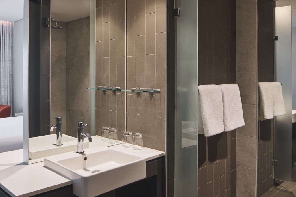 Airport View Family Suite - Image 3
