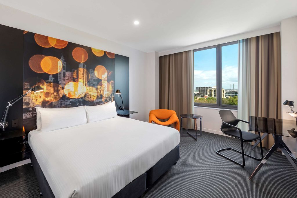 Deluxe Parkview Corner King Room - Image 2
