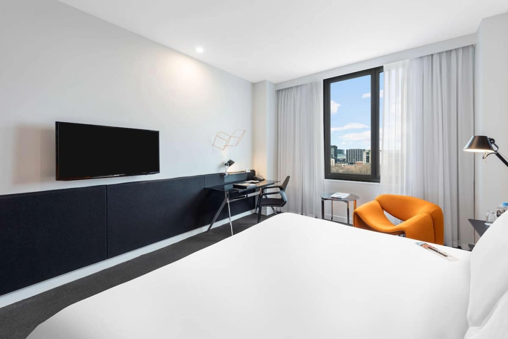 Deluxe Parkview Corner King Room - Image 1