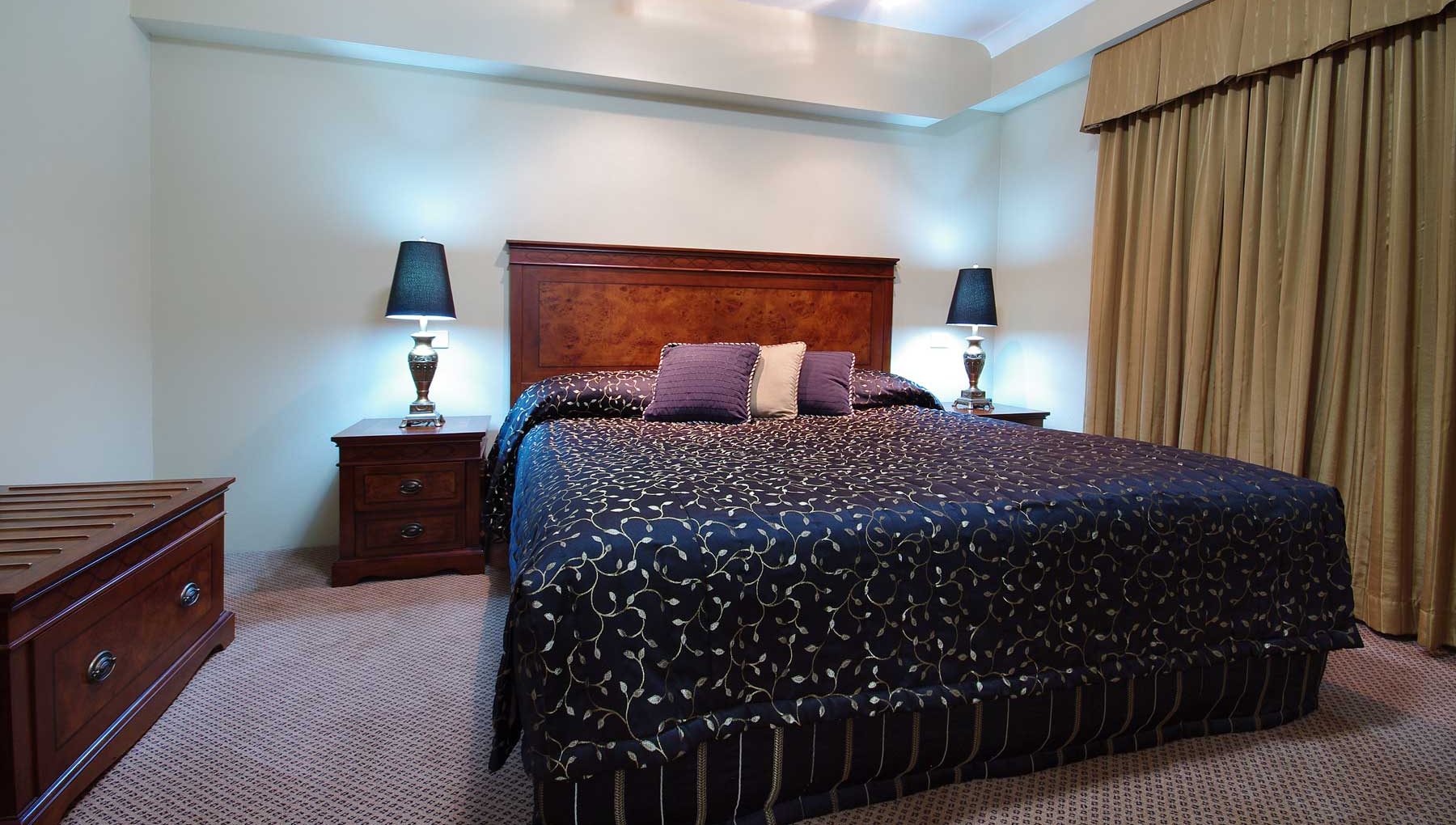 Premium King Room - Bed - Rydges Armidale