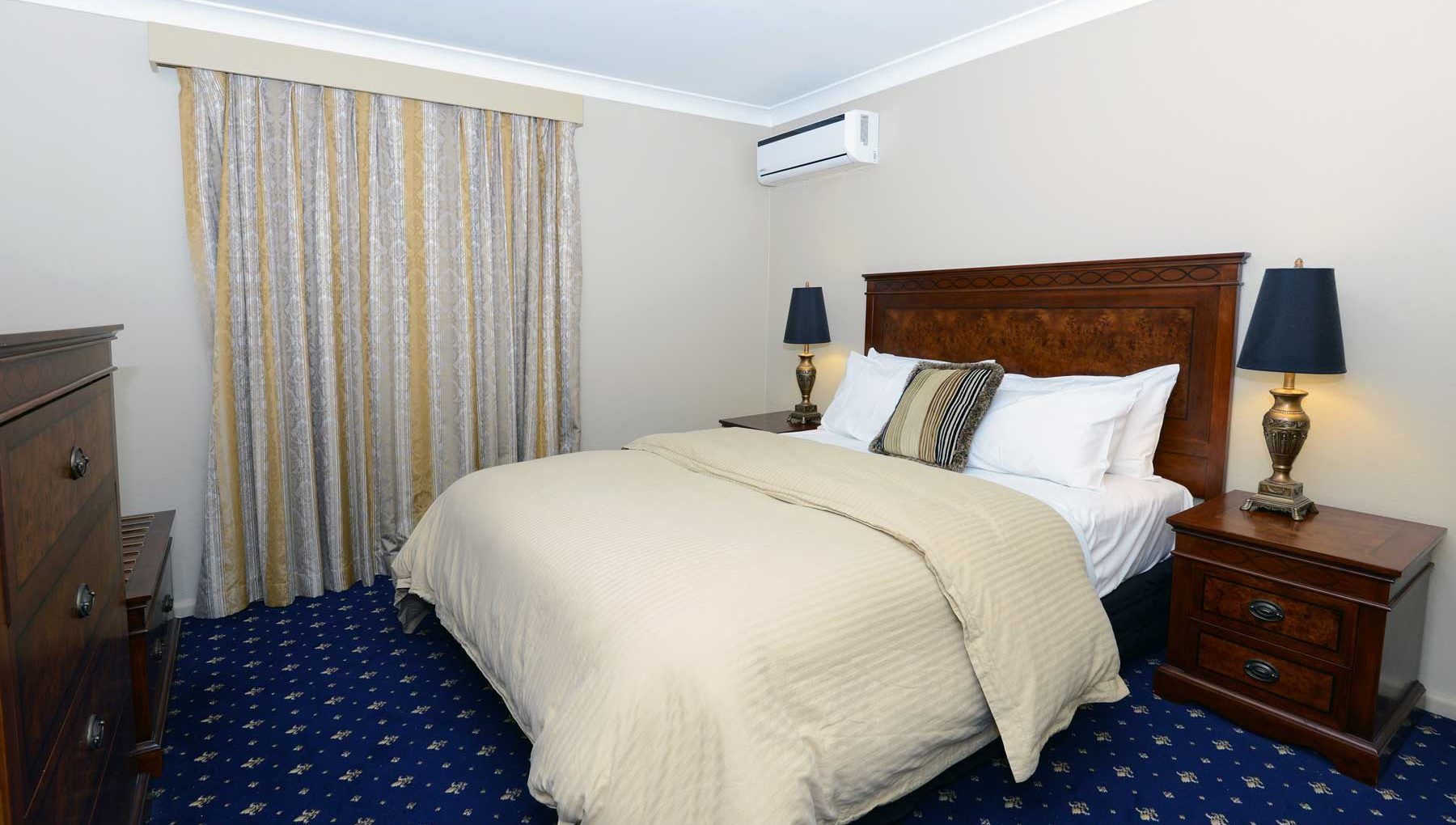 Cottage Back - Main Bedroom - Rydges Armidale